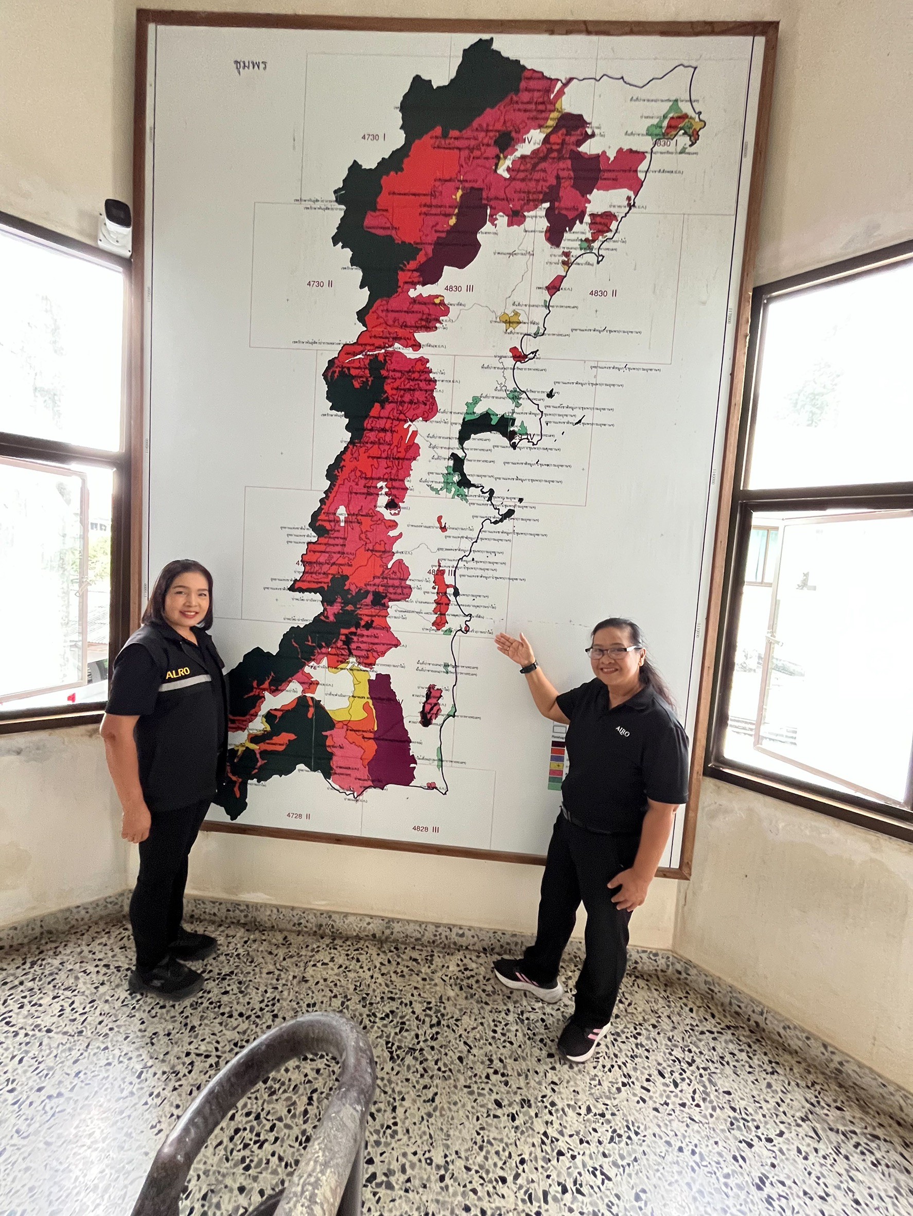 title - ผู้ตรวจราชการ ส.ป.ก. ประชุมติดตามผลการดำเนินงานตามแผนการตรวจราชการ ของ ส.ป.ก. ประจำปีงบประมาณ พ.ศ. 2569 รอบที่ 1 พร้อมลงพื้นที่มอบกิ่งพันธุ์โกโก้คุณภาพดีจำนวน 3,000 ต้น ณ จังหวัดชุมพร